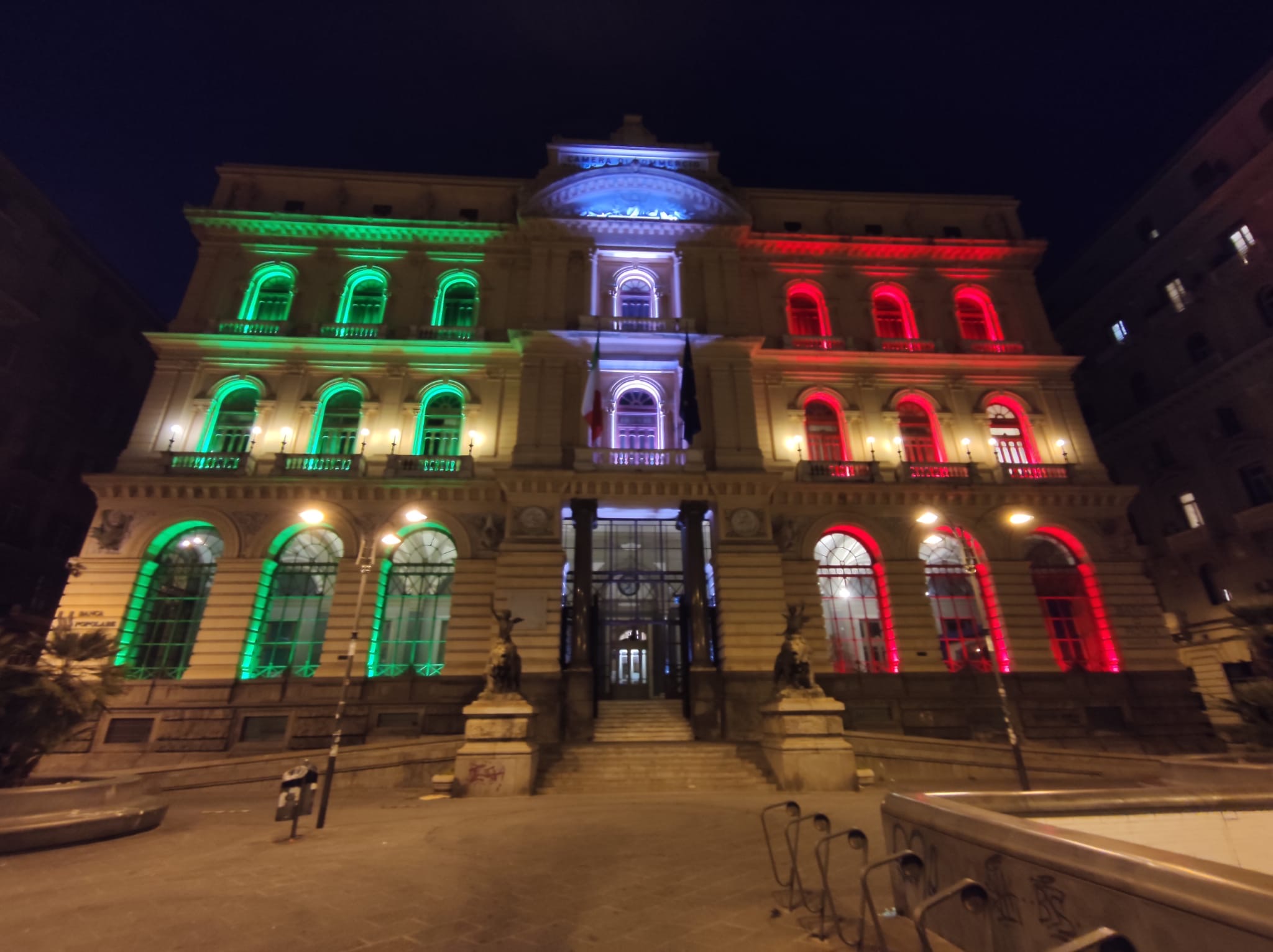 CCIAA: Palazzo della borsa si illumina con il tricolore - Un segno di tenacia e speranza per tutte le imprese
