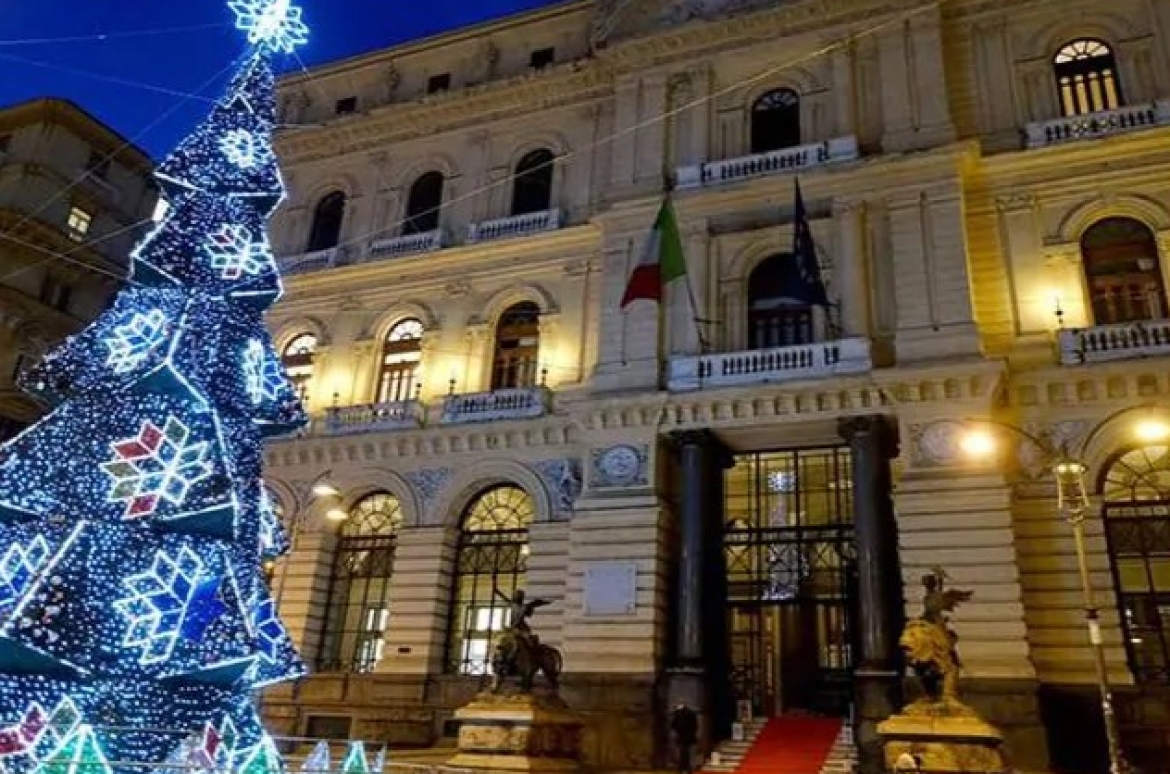 Da sabato 5 dicembre si accende l’albero di Natale in piazza Bovio, illuminate anche i palazzi della Camera di Commercio e della Borsa Merci. Fiola: “Un segno di speranza per la città in un Natale difficile e segnato dalla crisi”